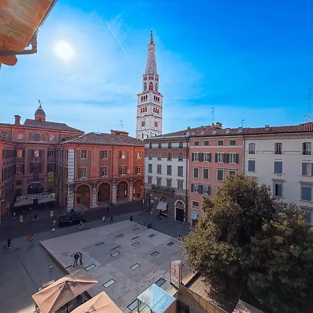 Attico D'autore In Piazza Con Vista Ghirlandina Modena