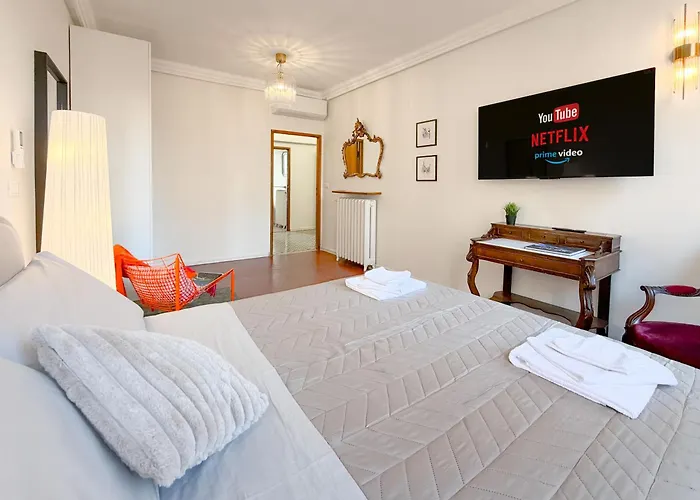 Attico D'autore In Piazza Con Vista Ghirlandina * Módena